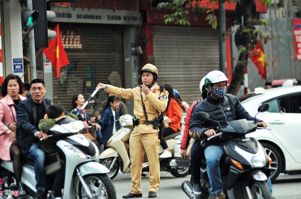 Trung tâm Hà Nội ùn tắc ngay chiều mùng 1 Tết