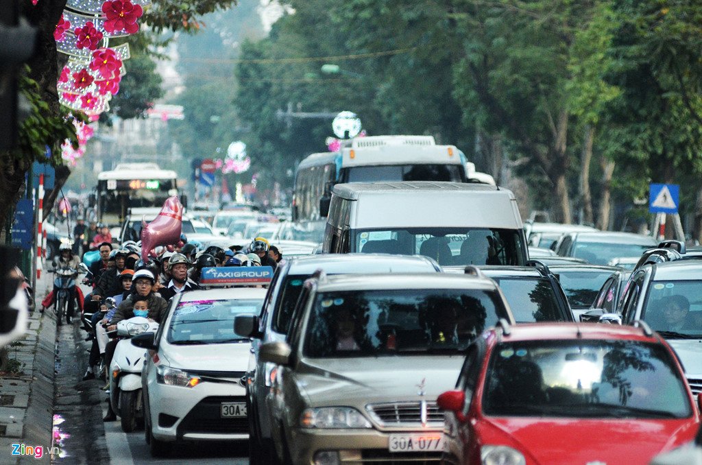 Trung tâm Hà Nội ùn tắc ngay chiều mùng 1 Tết