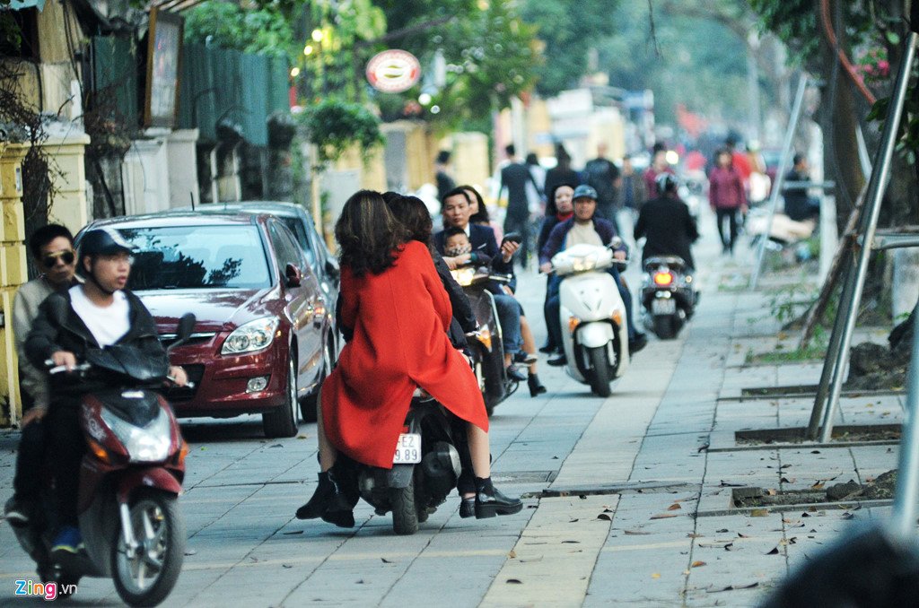 Trung tâm Hà Nội ùn tắc ngay chiều mùng 1 Tết