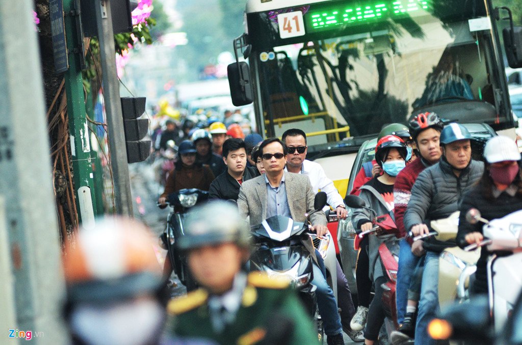 Trung tâm Hà Nội ùn tắc ngay chiều mùng 1 Tết