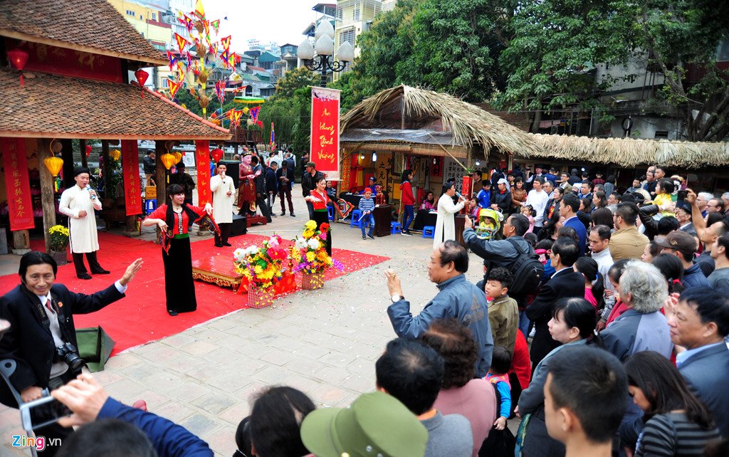 Người dân háo hức khai hội xuân Văn Miếu ngày mùng 2 Tết