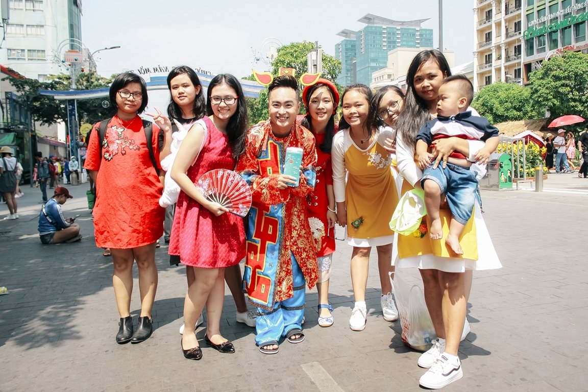 nhom-chuon-chuon-giay-quay-tung-bung-duong-hoa-nguyen-hue-voi-tao-hinh-than-tien