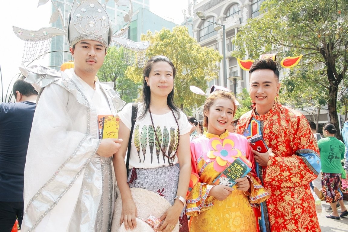 nhom-chuon-chuon-giay-quay-tung-bung-duong-hoa-nguyen-hue-voi-tao-hinh-than-tien