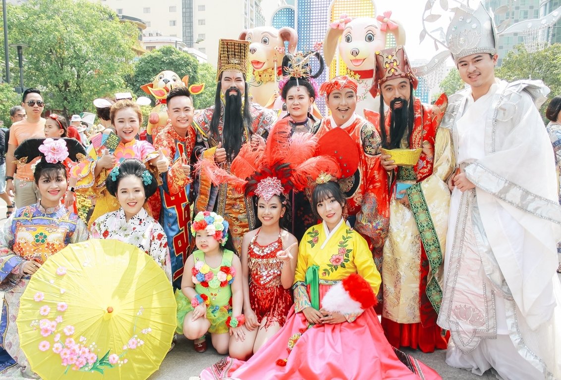 nhom-chuon-chuon-giay-quay-tung-bung-duong-hoa-nguyen-hue-voi-tao-hinh-than-tien