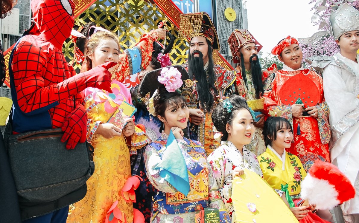 nhom-chuon-chuon-giay-quay-tung-bung-duong-hoa-nguyen-hue-voi-tao-hinh-than-tien