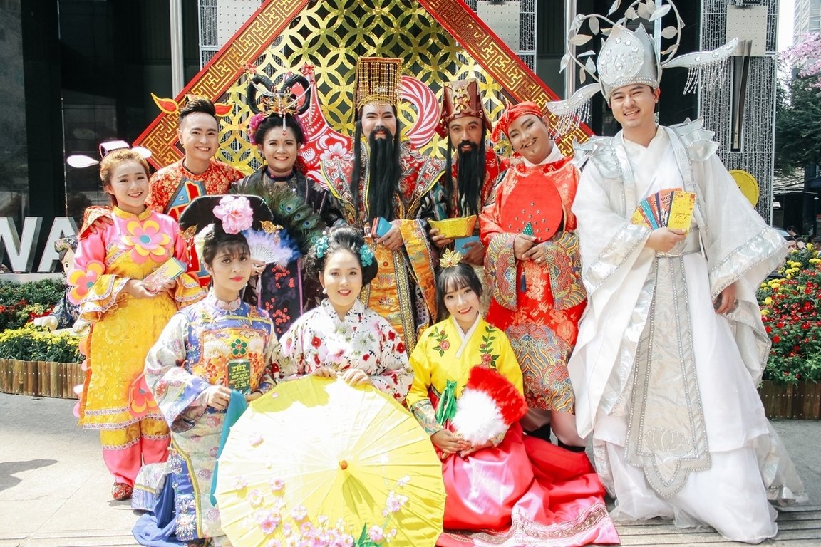 nhom-chuon-chuon-giay-quay-tung-bung-duong-hoa-nguyen-hue-voi-tao-hinh-than-tien