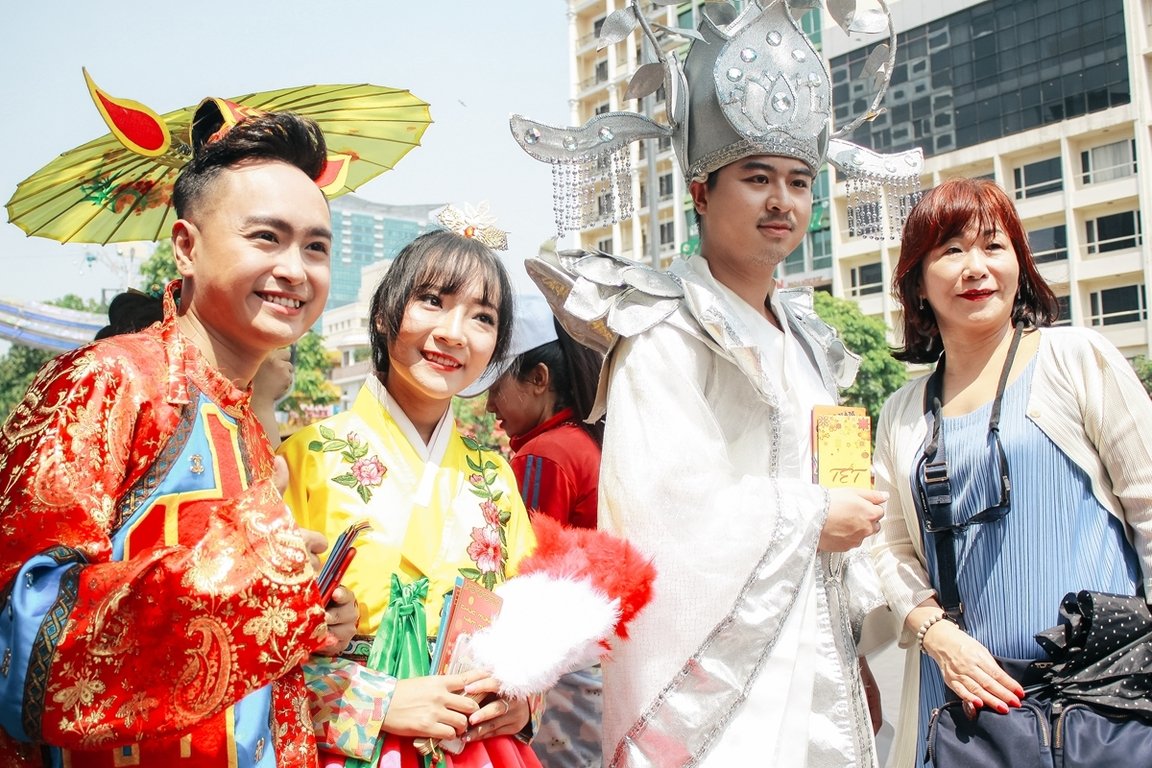 nhom-chuon-chuon-giay-quay-tung-bung-duong-hoa-nguyen-hue-voi-tao-hinh-than-tien