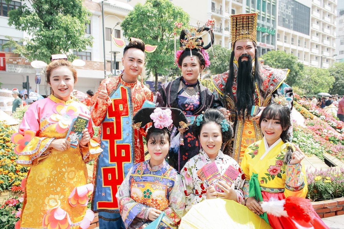 nhom-chuon-chuon-giay-quay-tung-bung-duong-hoa-nguyen-hue-voi-tao-hinh-than-tien