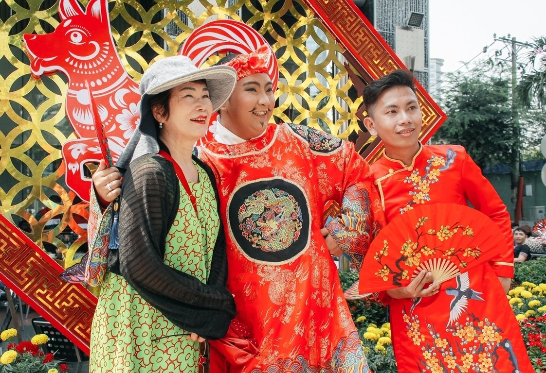 nhom-chuon-chuon-giay-quay-tung-bung-duong-hoa-nguyen-hue-voi-tao-hinh-than-tien