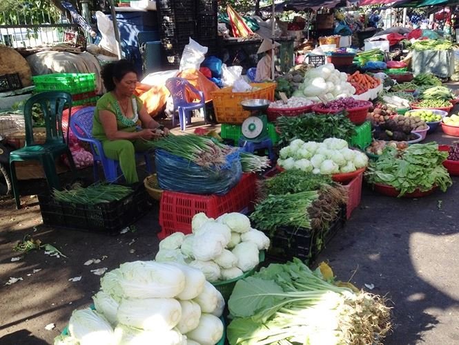Chợ bán tấp nập ngày mùng 4, người mua vẫn ‘nghỉ Tết’