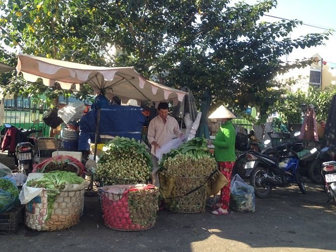 Chợ bán tấp nập ngày mùng 4, người mua vẫn ‘nghỉ Tết’