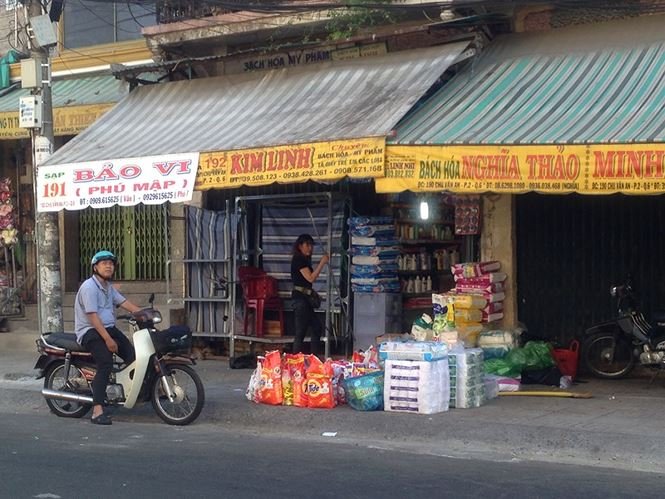 Chợ bán tấp nập ngày mùng 4, người mua vẫn ‘nghỉ Tết’