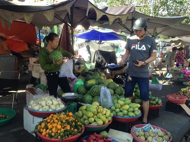 Chợ bán tấp nập ngày mùng 4, người mua vẫn ‘nghỉ Tết’