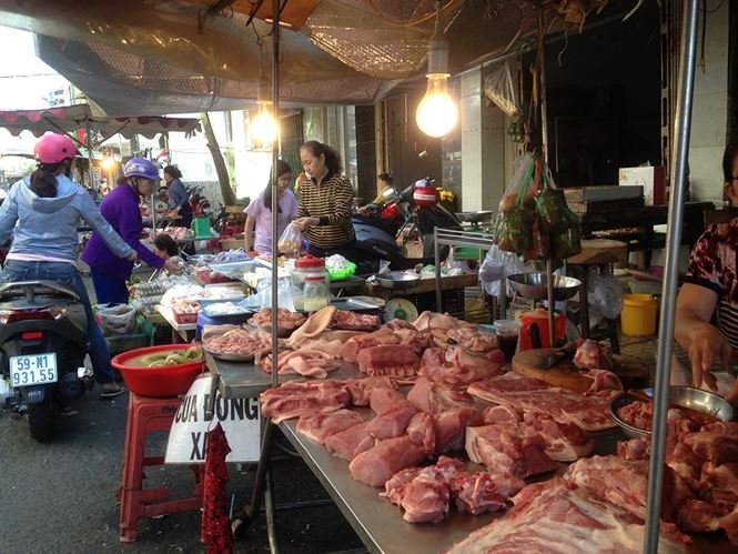 Chợ bán tấp nập ngày mùng 4, người mua vẫn ‘nghỉ Tết’