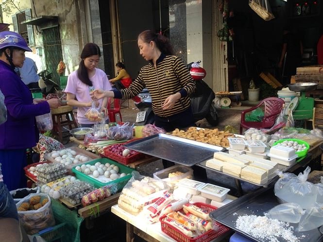 Chợ bán tấp nập ngày mùng 4, người mua vẫn ‘nghỉ Tết’