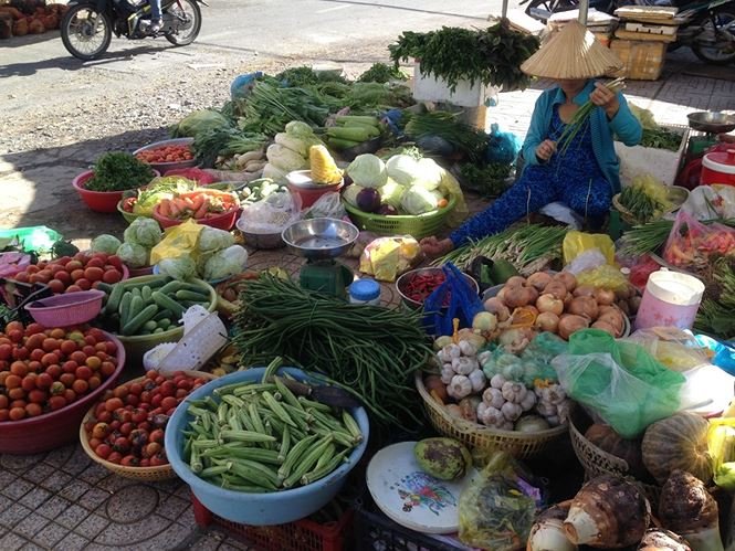 Chợ bán tấp nập ngày mùng 4, người mua vẫn ‘nghỉ Tết’