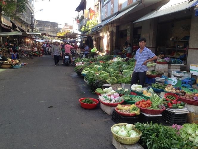Chợ bán tấp nập ngày mùng 4, người mua vẫn ‘nghỉ Tết’
