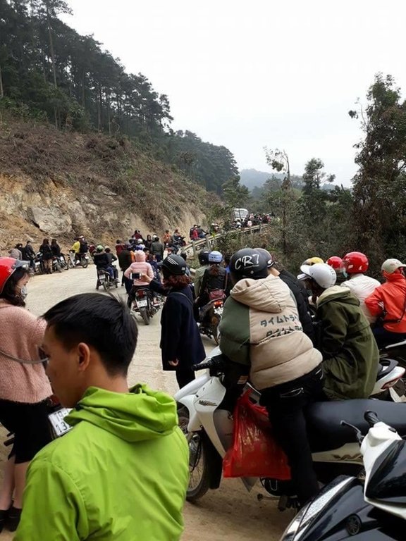 Tam Đảo 'thất thủ' ngày mồng 4 Tết, hàng ngàn du khách chôn chân trên đèo