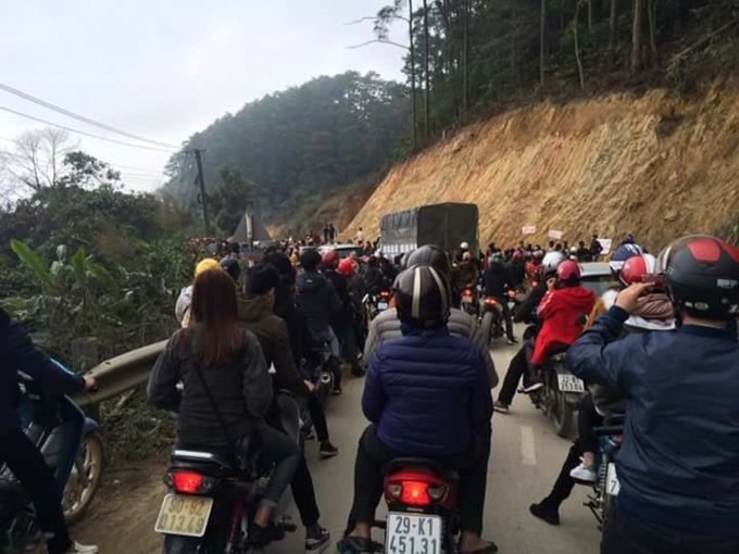 Tam Đảo 'thất thủ' ngày mồng 4 Tết, hàng ngàn du khách chôn chân trên đèo