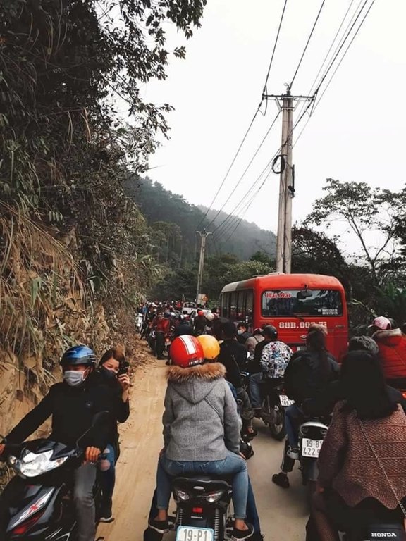 Tam Đảo 'thất thủ' ngày mồng 4 Tết, hàng ngàn du khách chôn chân trên đèo