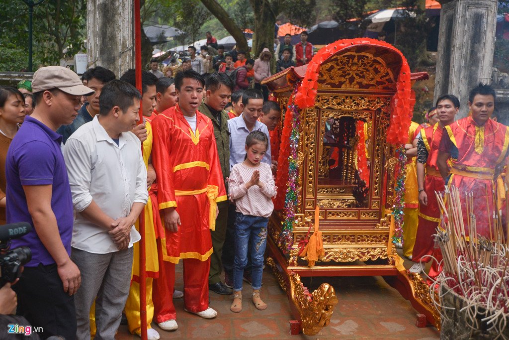 'Tướng bà' 9 tuổi được cõng, bế để tránh bị cướp ở lễ hội