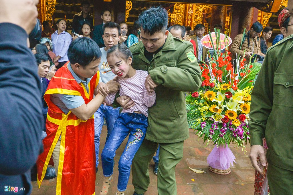 'Tướng bà' 9 tuổi được cõng, bế để tránh bị cướp ở lễ hội