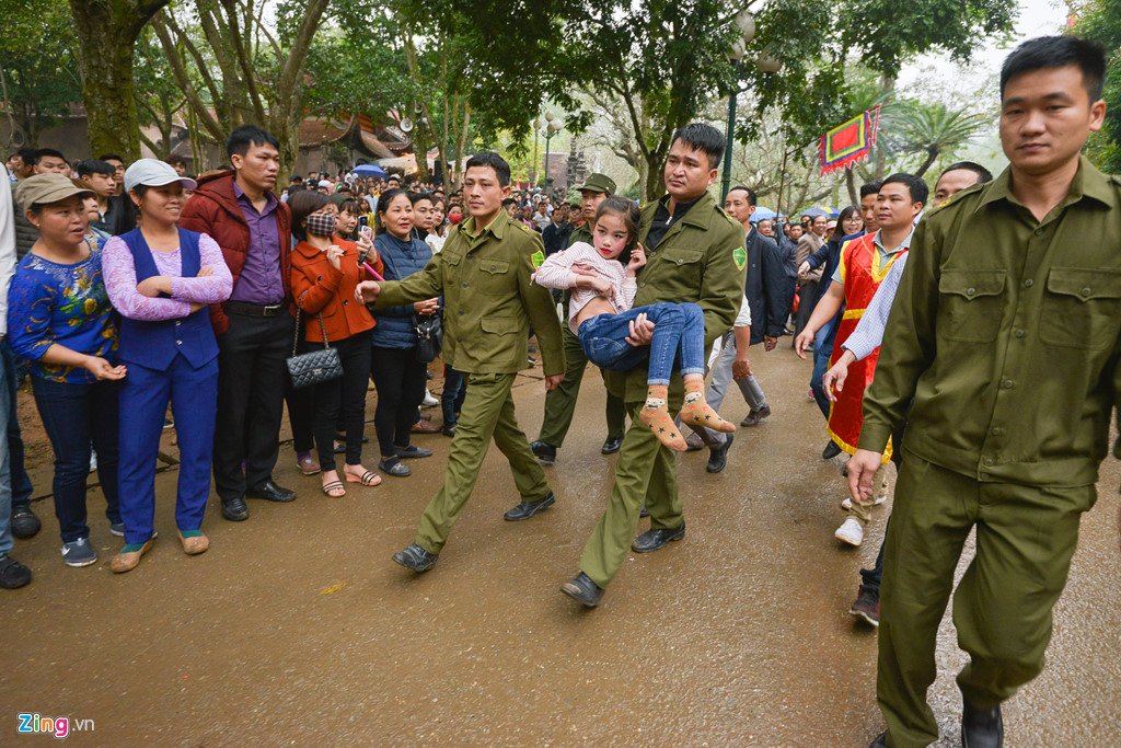 'Tướng bà' 9 tuổi được cõng, bế để tránh bị cướp ở lễ hội