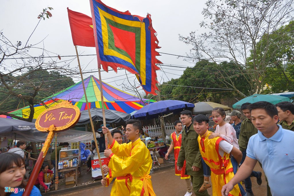 'Tướng bà' 9 tuổi được cõng, bế để tránh bị cướp ở lễ hội