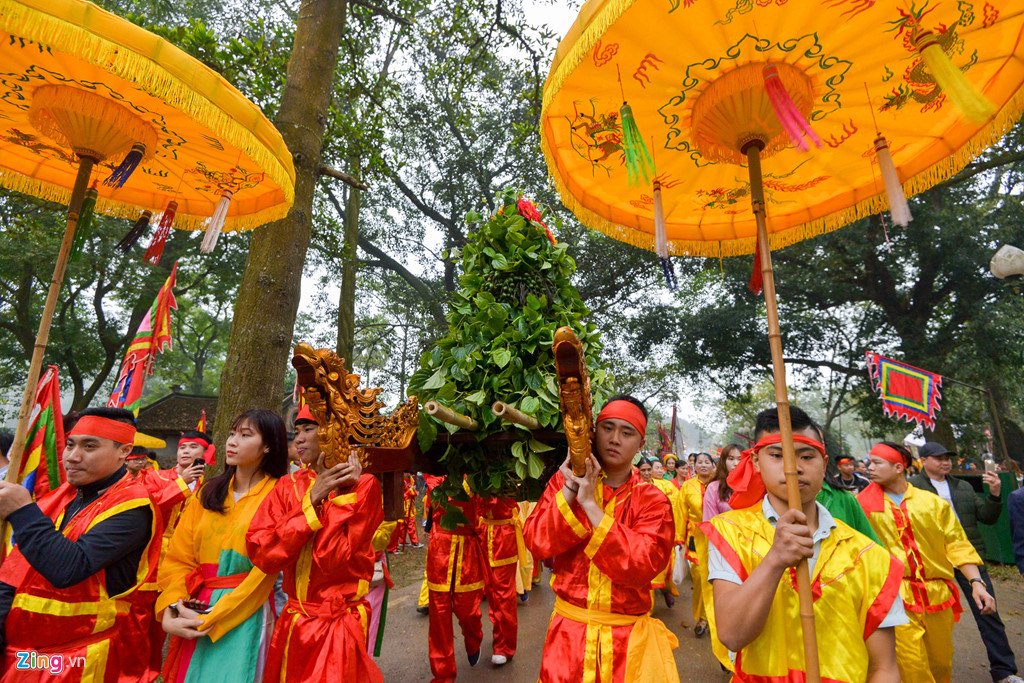 'Tướng bà' 9 tuổi được cõng, bế để tránh bị cướp ở lễ hội