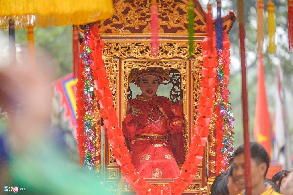 'Tướng bà' 9 tuổi được cõng, bế để tránh bị cướp ở lễ hội hình ảnh 3 'Tướng bà' 9 tuổi được cõng, bế để tránh bị cướp ở lễ hội