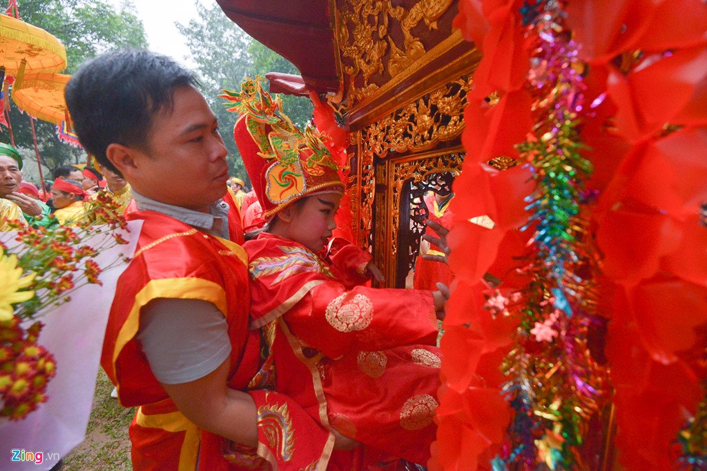 'Tướng bà' 9 tuổi được cõng, bế để tránh bị cướp ở lễ hội