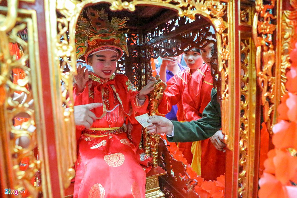 'Tướng bà' 9 tuổi được cõng, bế để tránh bị cướp ở lễ hội
