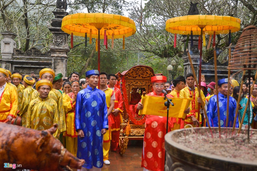 'Tướng bà' 9 tuổi được cõng, bế để tránh bị cướp ở lễ hội