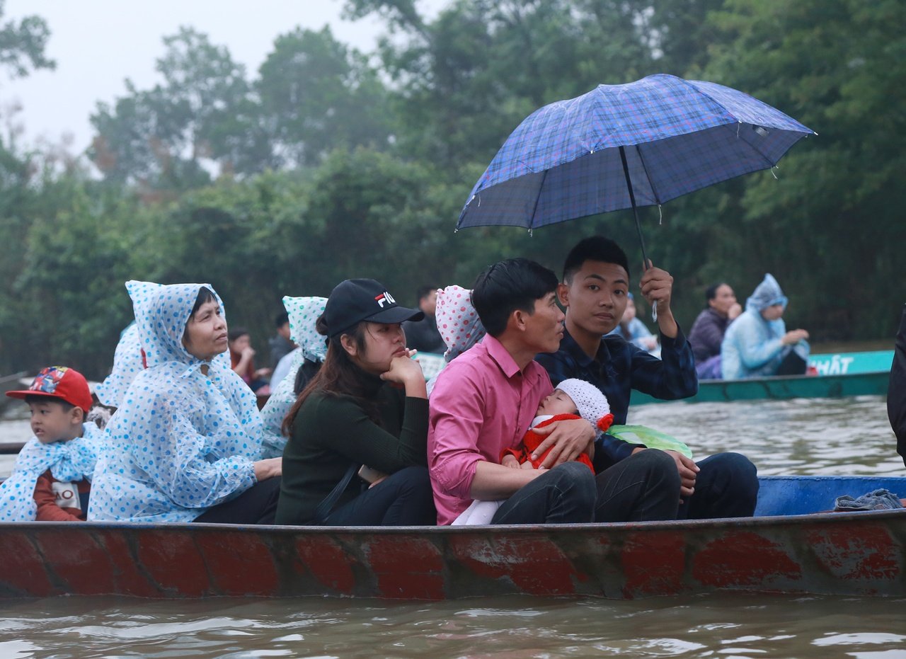 du-khach-tray-hoi-chua-huong-thot-tim-vi-thuyen-ca-chuc-nguoi-chi-co-2-chiec-phao