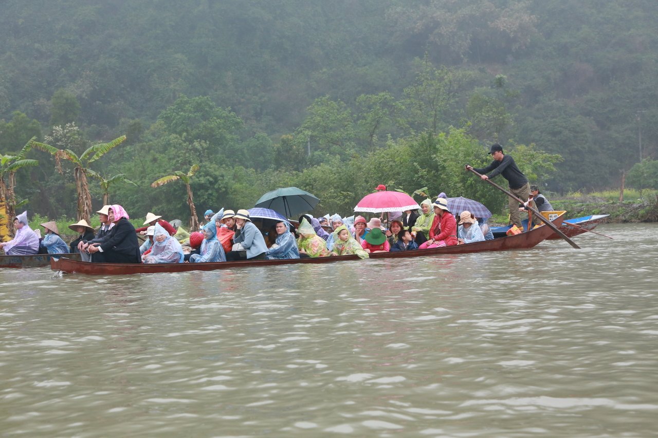 du-khach-tray-hoi-chua-huong-thot-tim-vi-thuyen-ca-chuc-nguoi-chi-co-2-chiec-phao