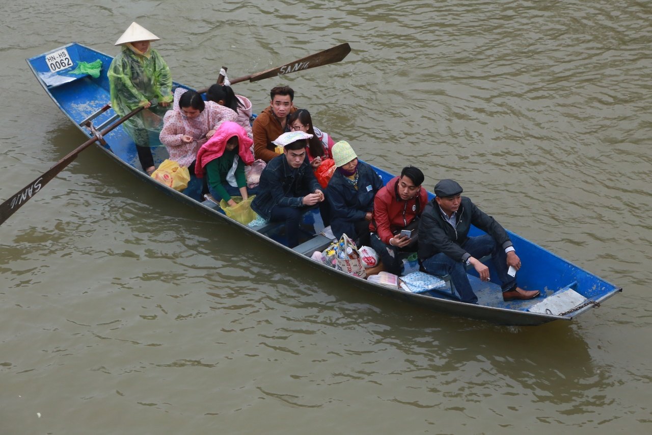 du-khach-tray-hoi-chua-huong-thot-tim-vi-thuyen-ca-chuc-nguoi-chi-co-2-chiec-phao
