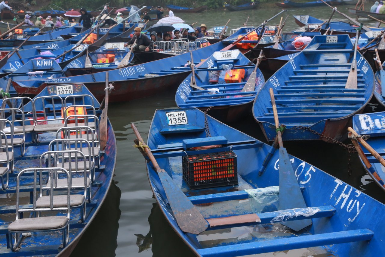 du-khach-tray-hoi-chua-huong-thot-tim-vi-thuyen-ca-chuc-nguoi-chi-co-2-chiec-phao