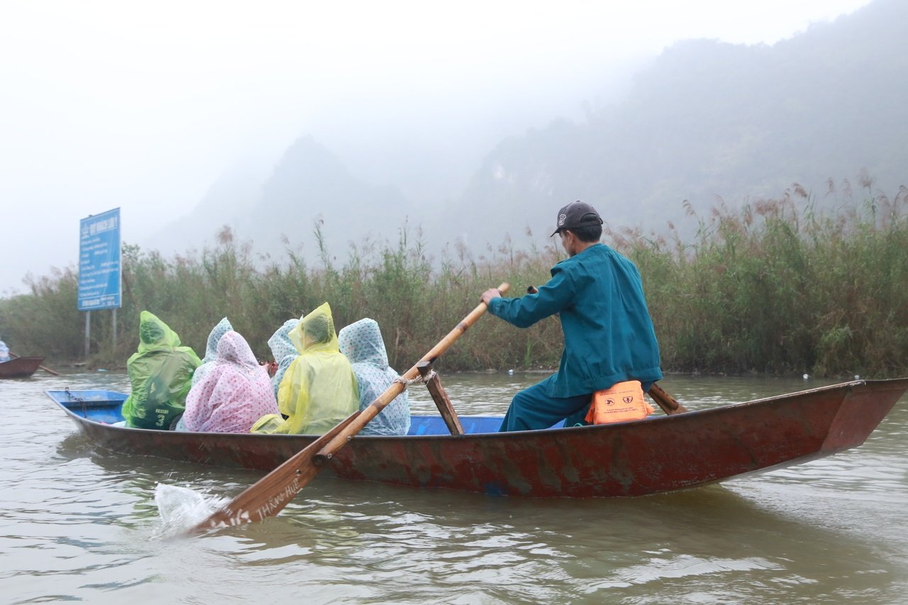 du-khach-tray-hoi-chua-huong-thot-tim-vi-thuyen-ca-chuc-nguoi-chi-co-2-chiec-phao