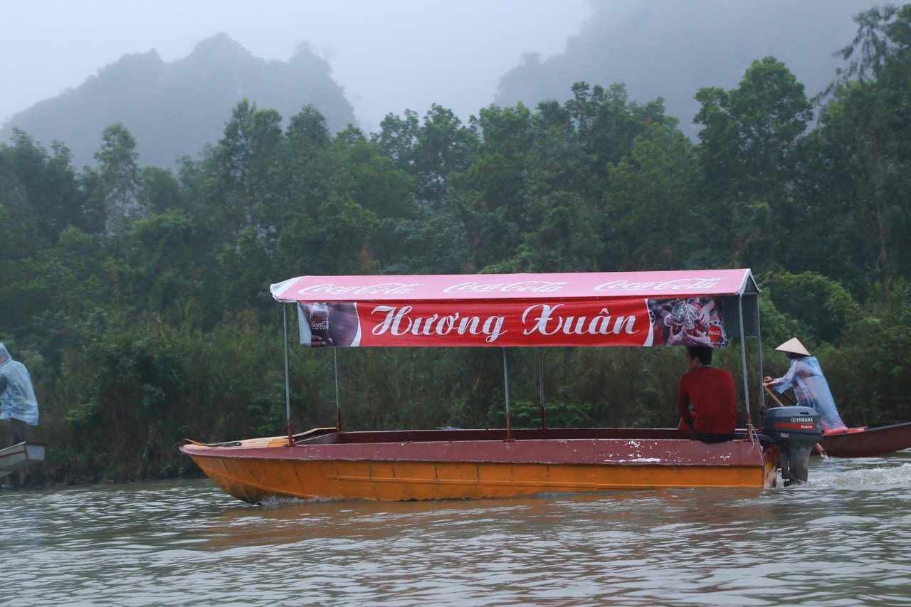 du-khach-tray-hoi-chua-huong-thot-tim-vi-thuyen-ca-chuc-nguoi-chi-co-2-chiec-phao