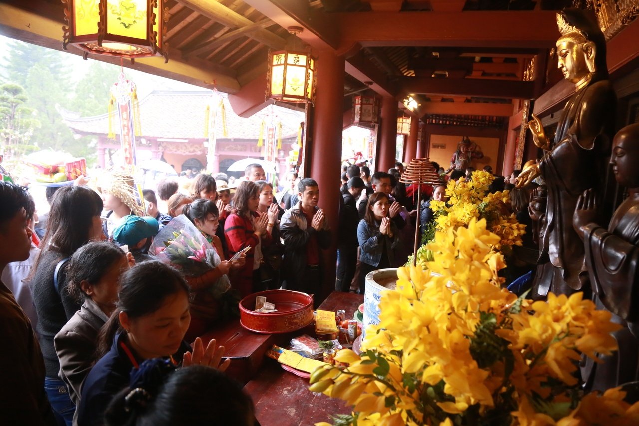 hang-van-nguoi-tray-hoi-chua-huong-dau-xuan-tu-sang-som