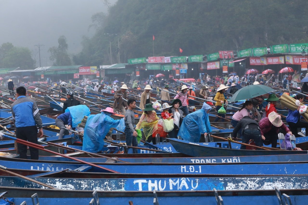 hang-van-nguoi-tray-hoi-chua-huong-dau-xuan-tu-sang-som