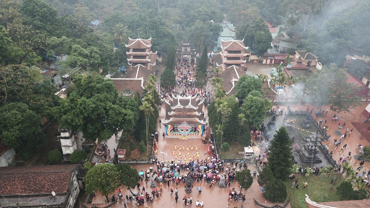 hang-van-nguoi-tray-hoi-chua-huong-dau-xuan-tu-sang-som
