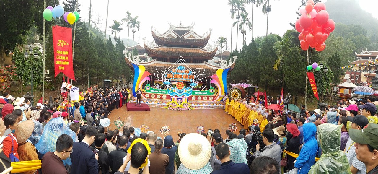 hang-van-nguoi-tray-hoi-chua-huong-dau-xuan-tu-sang-som