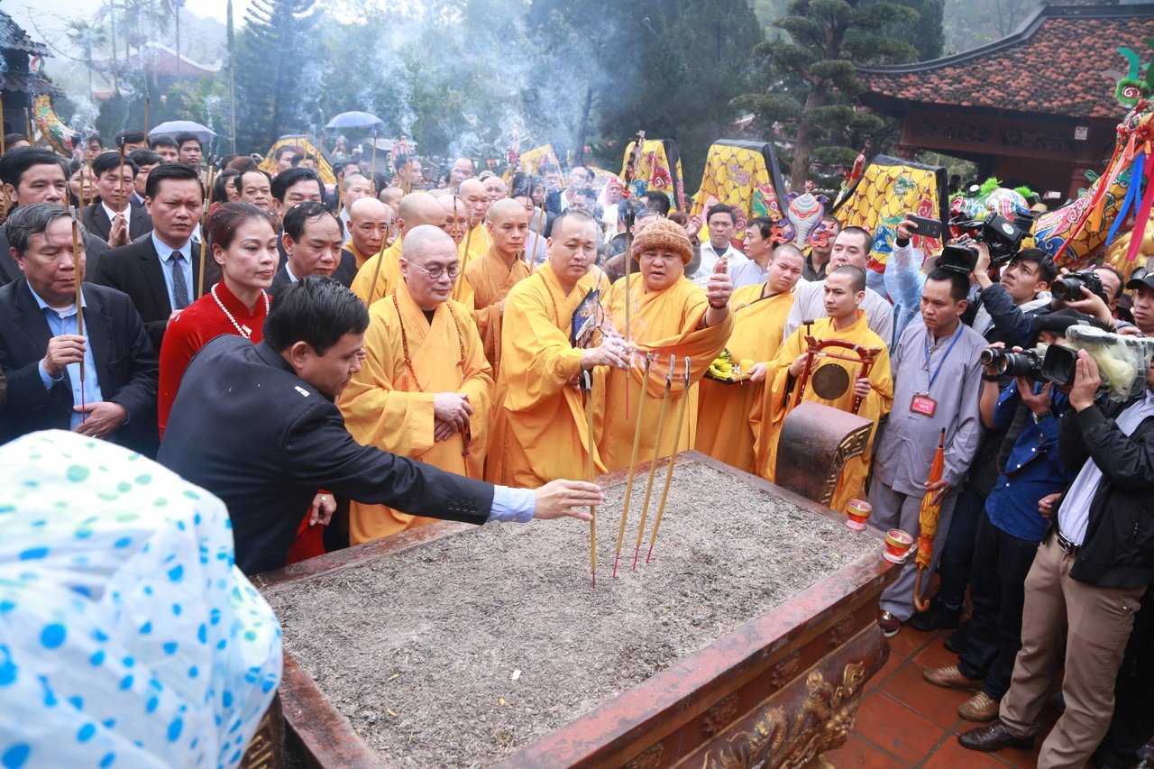 hang-van-nguoi-tray-hoi-chua-huong-dau-xuan-tu-sang-som