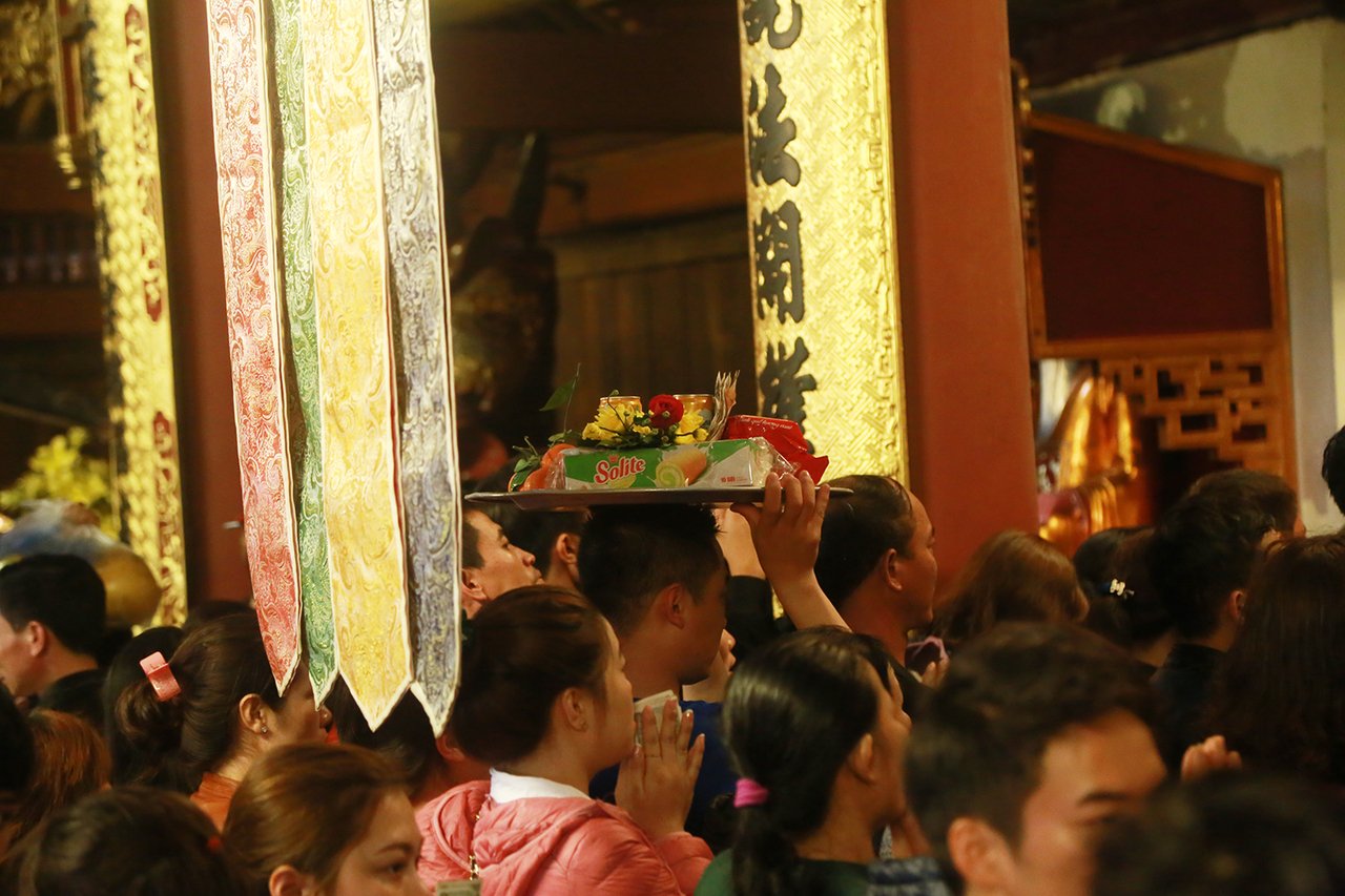 hang-van-nguoi-tray-hoi-chua-huong-dau-xuan-tu-sang-som