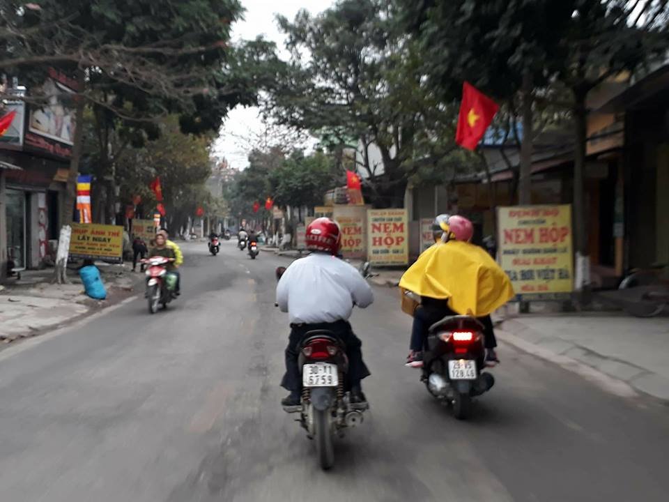 goc-khuat-tai-le-hoi-chua-huong-trong-xe-nha-nghi-tang-gia-dat-do