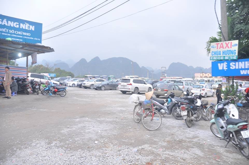 goc-khuat-tai-le-hoi-chua-huong-trong-xe-nha-nghi-tang-gia-dat-do