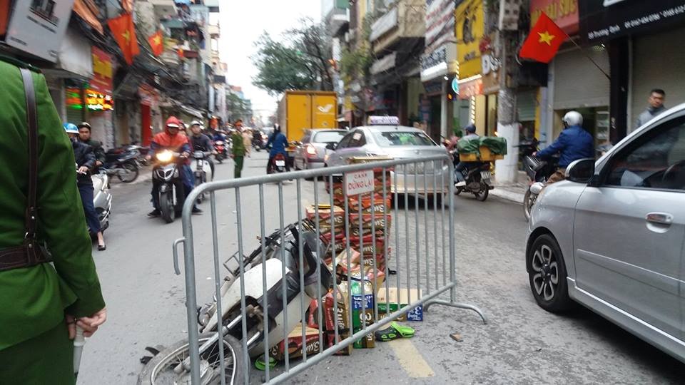 ha-noi-o-to-dien-keo-le-xe-may-2-nguoi-nhap-vien-3-hoc-sinh-thoat-chet