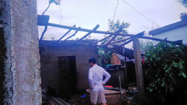 Mưa đá, giông lốc xuất hiện bất ngờ tàn phá nhiều tài sản