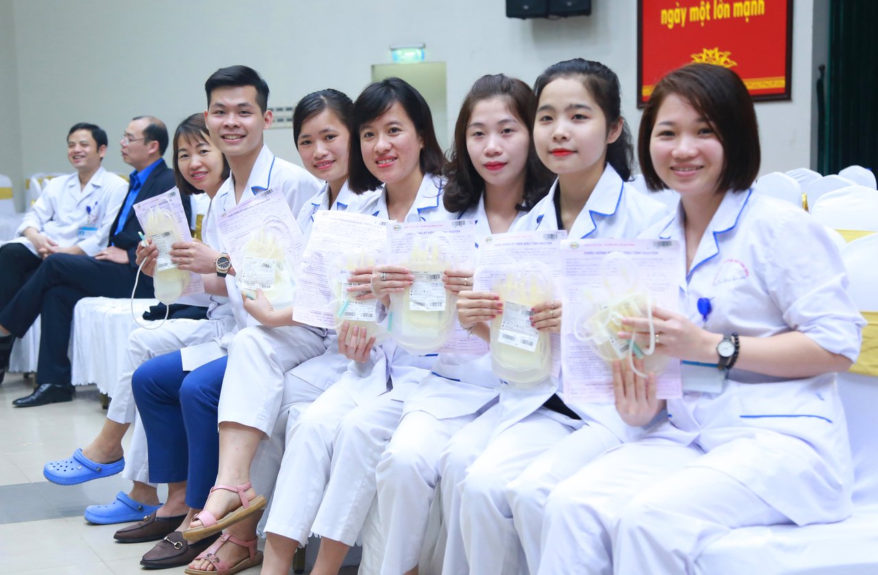 thay-vi-di-le-hoi-dau-xuan-toi-chon-di-hien-mau
